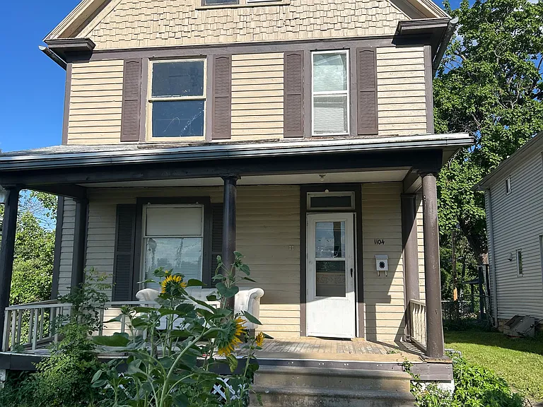 1104 SW Washburn Ave — Photo 1