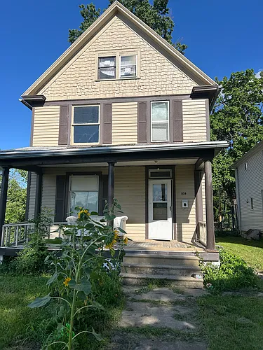 1104 SW Washburn Ave Photo 1