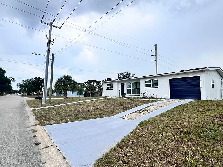 1085 Cleveland St — Photo 3
