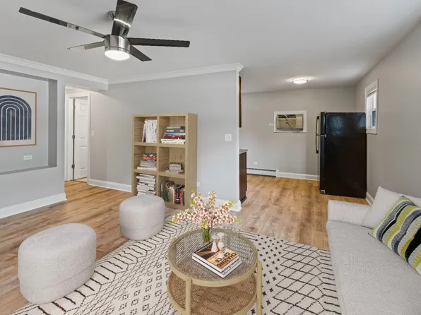 504 Basil Rd APT A, Lake Bluff, IL 60044