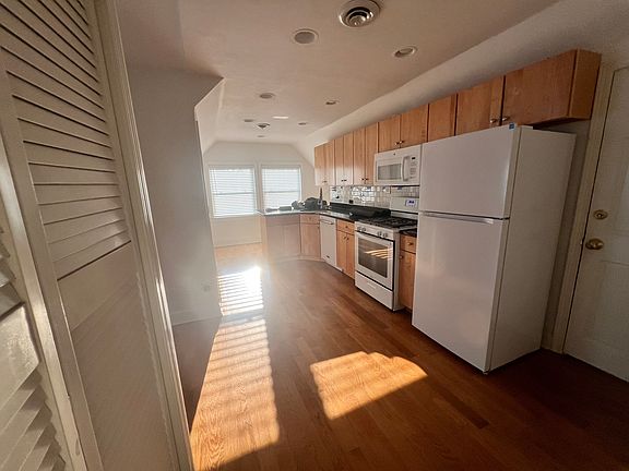 5th image of 323 N Maple Ave Unit 2