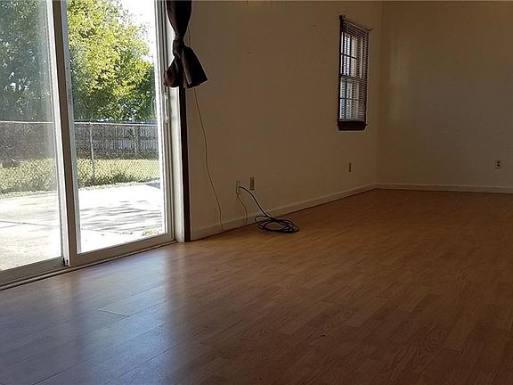 5th image of 345 Woodview Ave