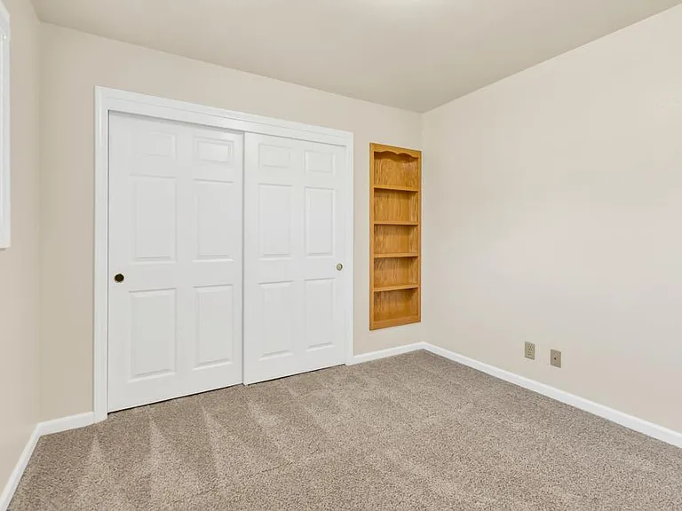 South Land Park Apartments — Photo 36