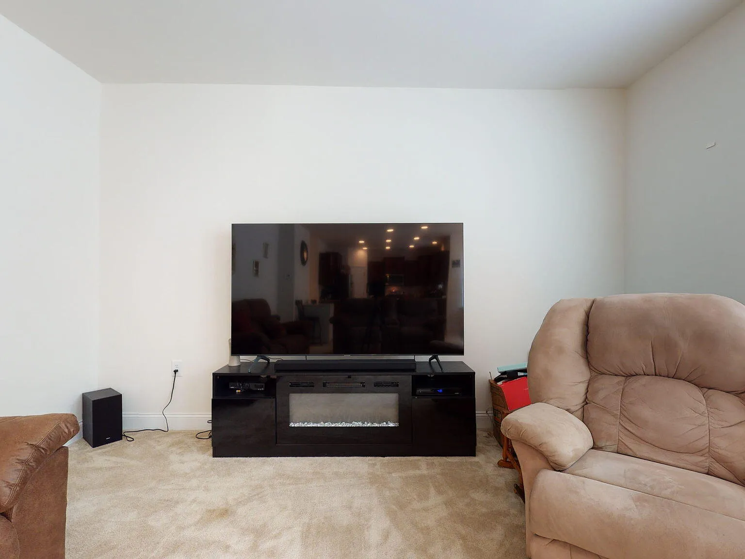 4 bed, 3.0 bath, 2400 sqft, $2,200 — Photo 3