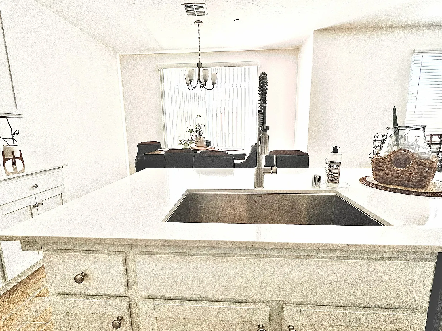 3 bed, 1402 sqft, $2,650 — Photo 3