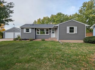 878 Hadley Ln N, Oakdale, MN 55128