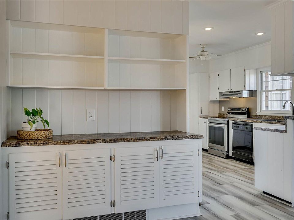 17th image of 134 Lake Bluff Drive