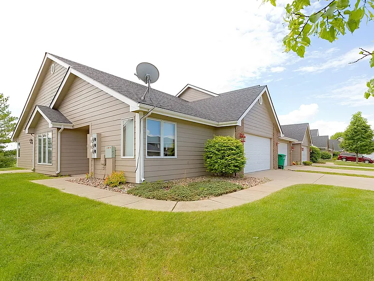 The Pines Townhomes: Spacious Living in Quaint Ankeny Neighborhood! — Photo 3