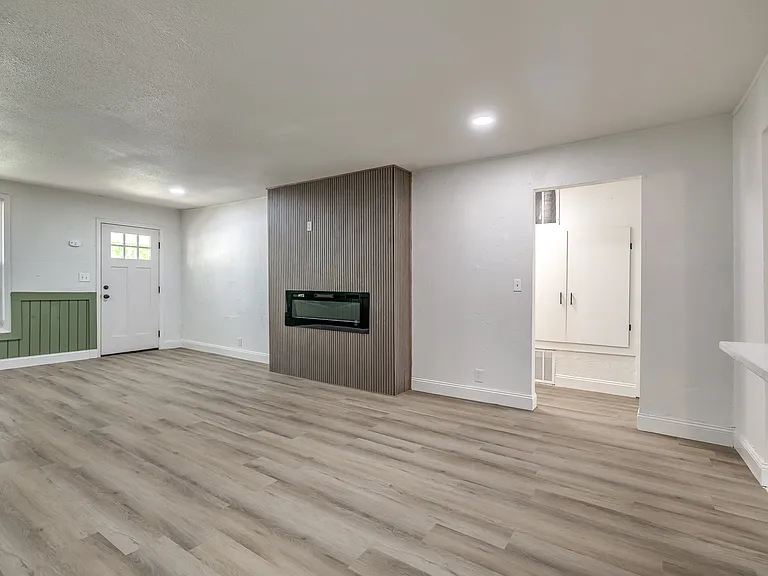 208 E Carson St — Photo 11