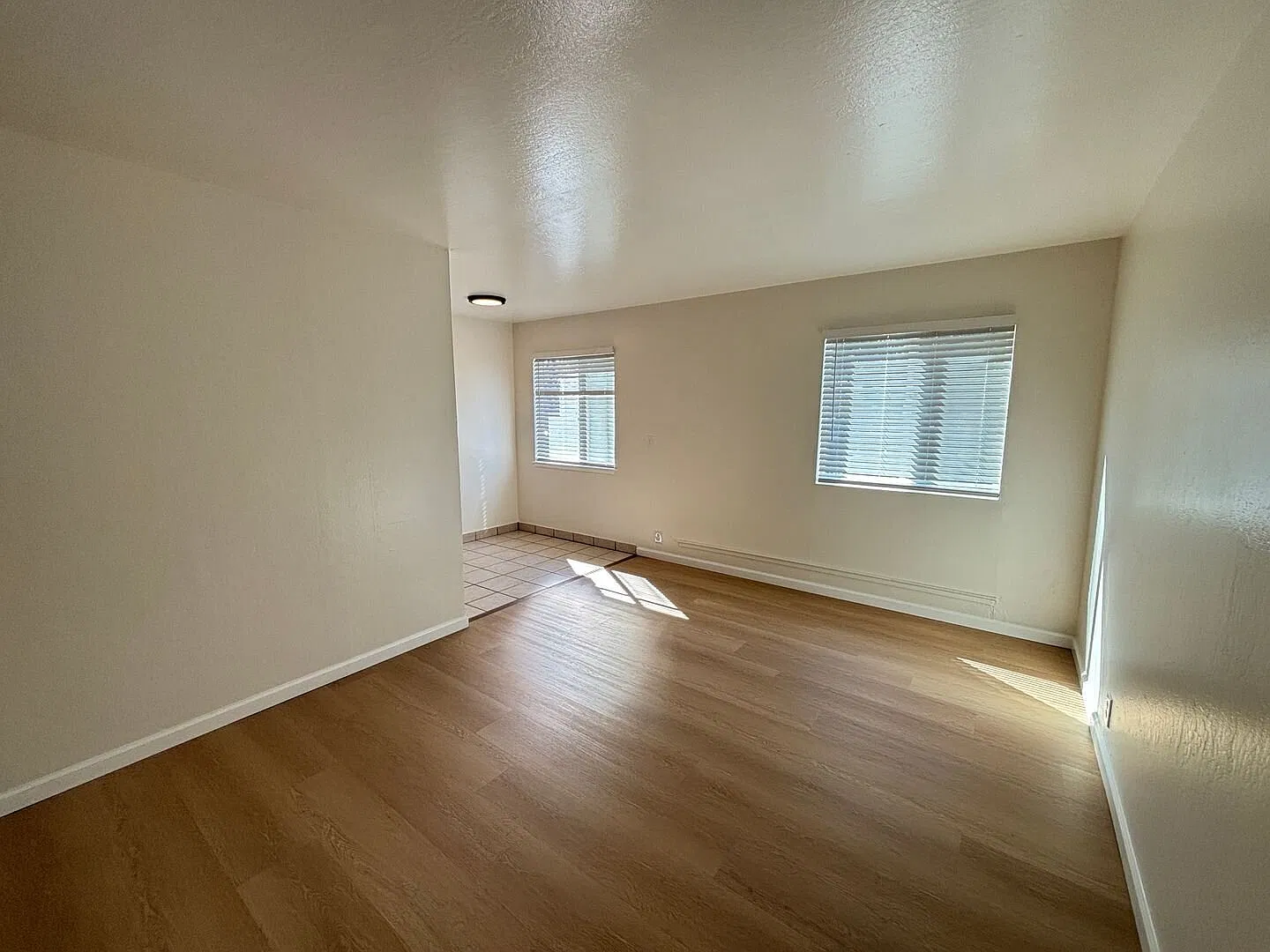 Spacious two bedroom with great light. Parking included! — Photo 2