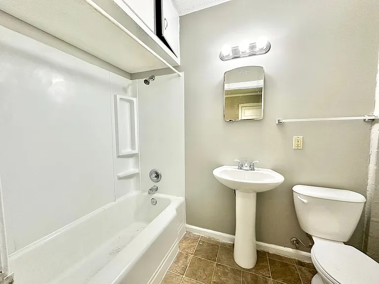 2615 N Elm St — Photo 8