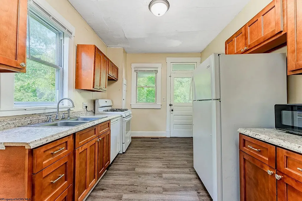 Spacious 4 Bed / 1 Bath House in Morgantown, WV — Photo 4