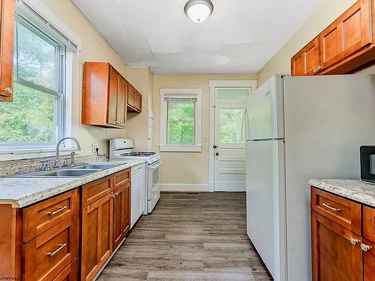 565 Brockway Ave #A — Photo 4