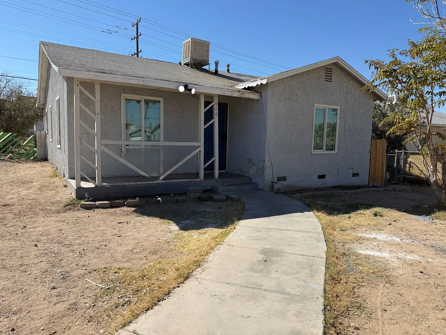 2 Bedroom 1 Bathroom Fenced House with Completely Remodeled Interior — Photo 2