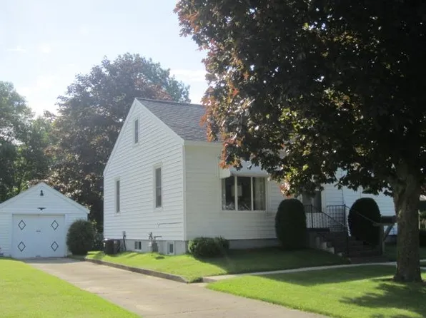 4312 4th St, Menominee, MI 49858