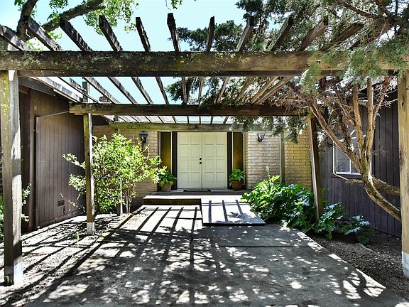 3rd image of 909 E Napa Street