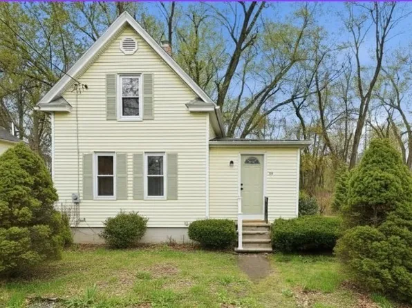 39 Kings Ln, Springfield, MA 01109