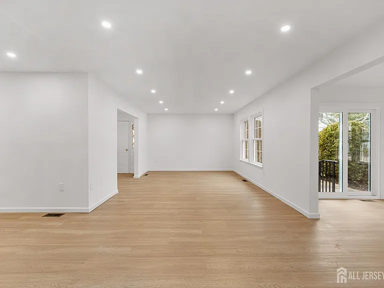 29 Hillsborough Dr — Photo 5