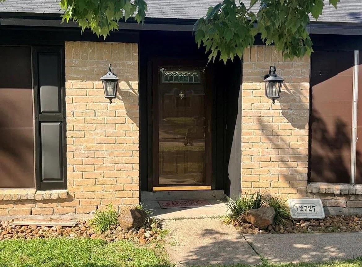 3 bed, 2.0 bath, 2035 sqft, $2,100 — Photo 2