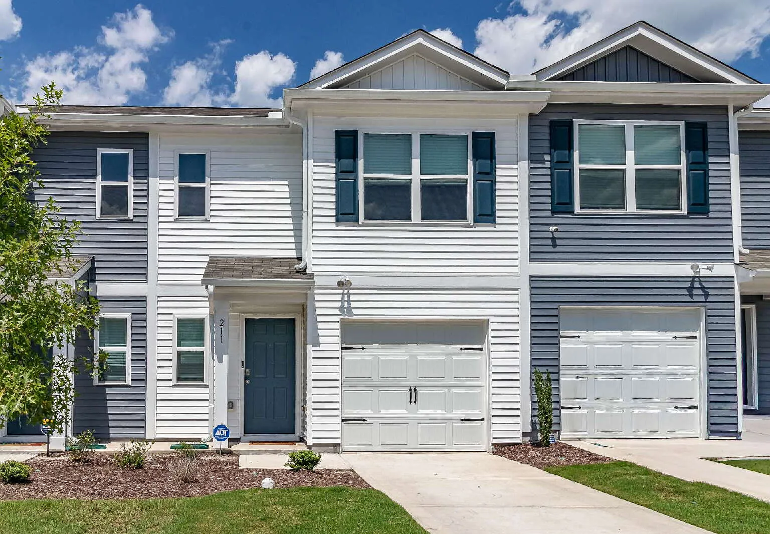 3 bed, 2.5 bath, 1418 sqft, $1,895 — Photo 3