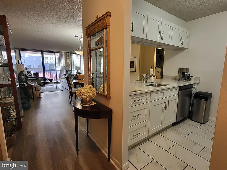 241 S 6th St #1202B — Photo 2