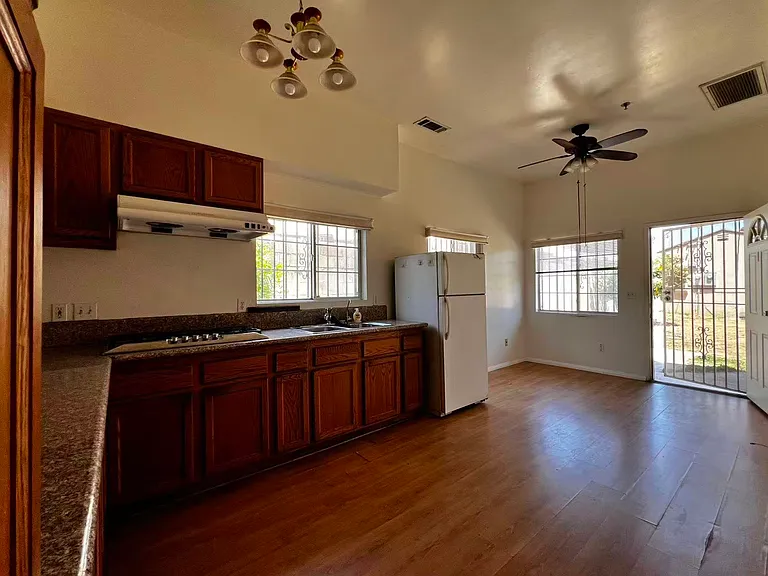 917 Walnut St — Photo 5