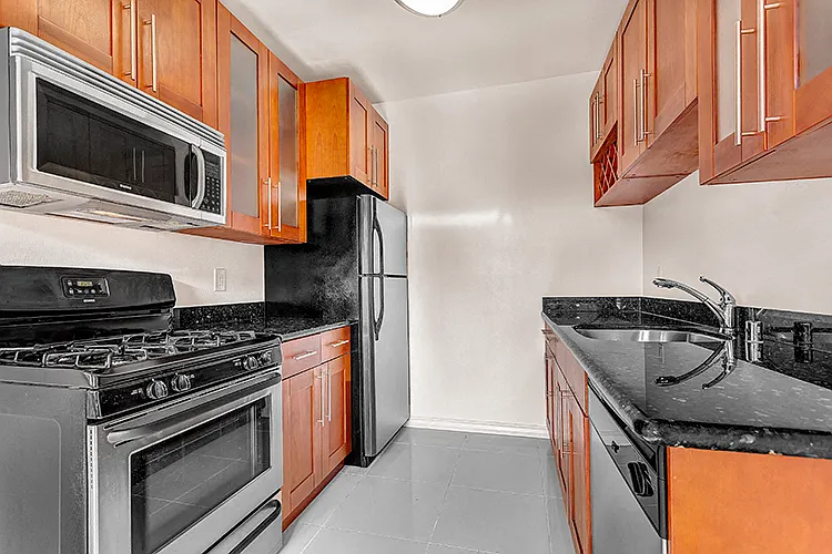2240 Golden Gate Ave — Photo 8