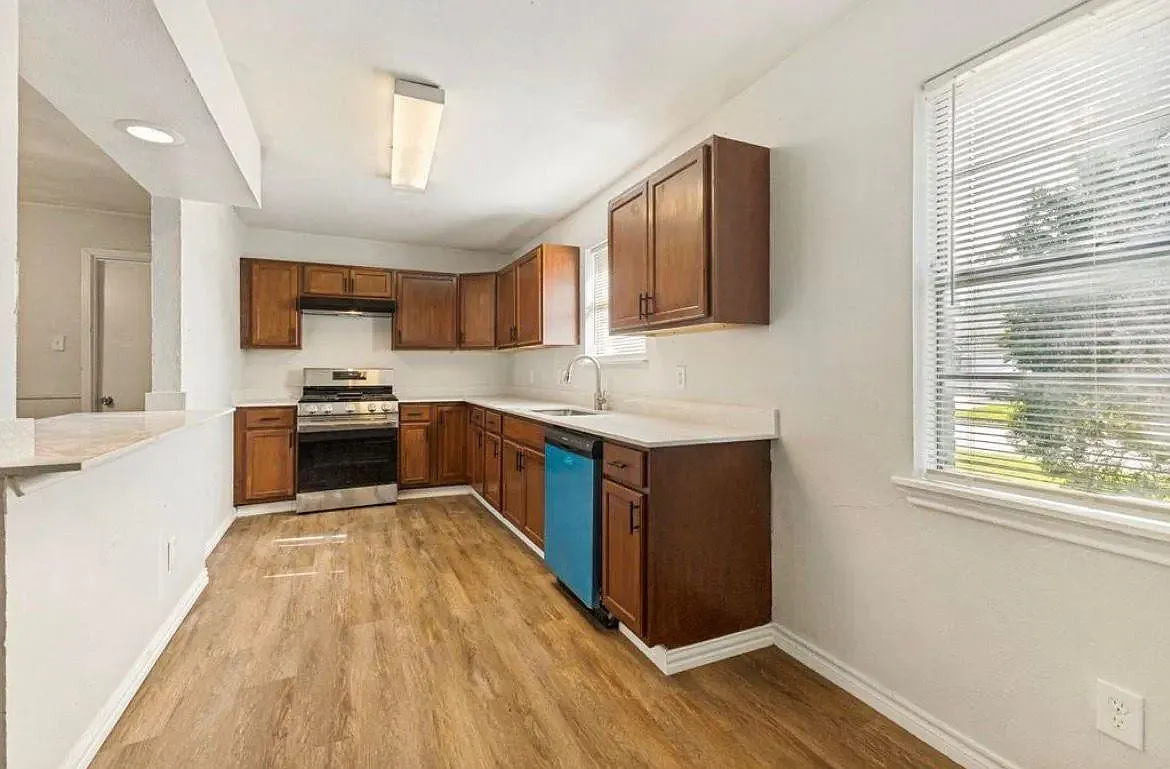 4 bed, 1400 sqft, $1,900 — Photo 4