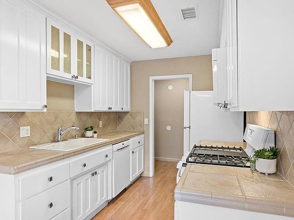 4th image of 282 Riverside Dr