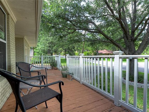 2nd image of 2709 Robinwood Ln