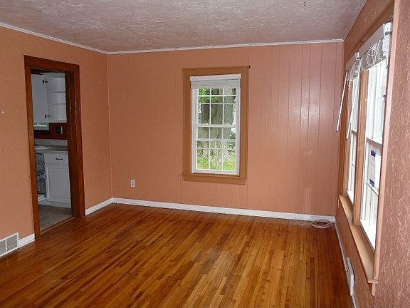 3rd image of 1385 Nichols Ave