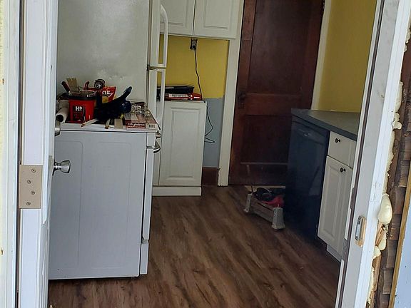 2nd image of 550 Grove St