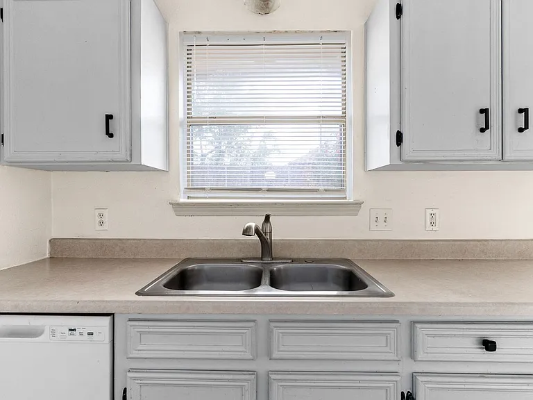 2702 Hemlock Dr — Photo 3