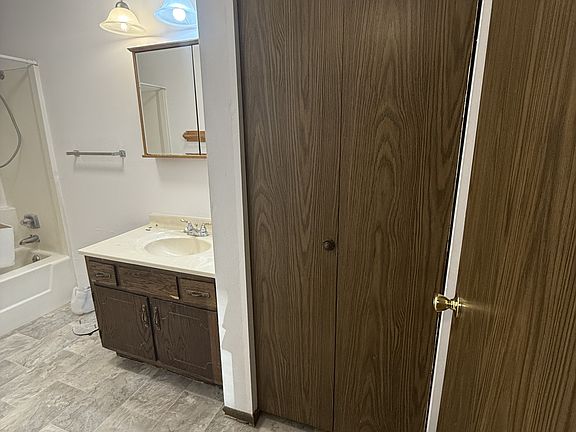 5th image of 3915 Southlawn Rd #3915