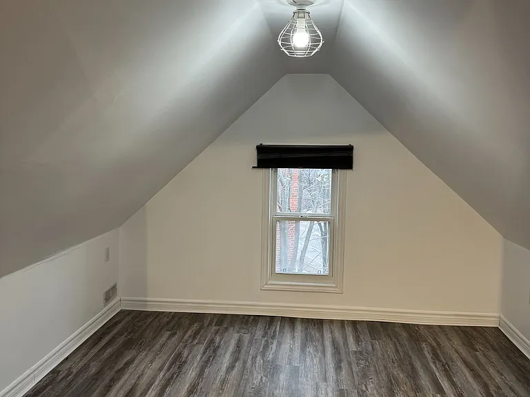 1152 King St E #1 — Photo 5