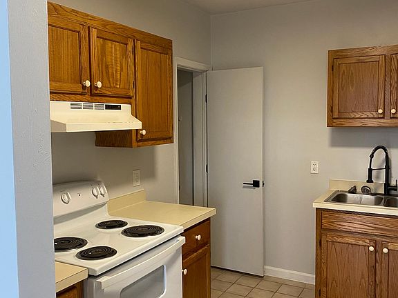 4th image of 527 High St #409