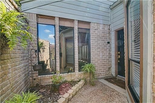 Beautiful inviting entry.