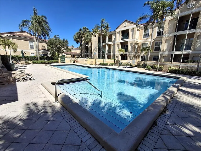899 W Riverside Dr #611 — Photo 12