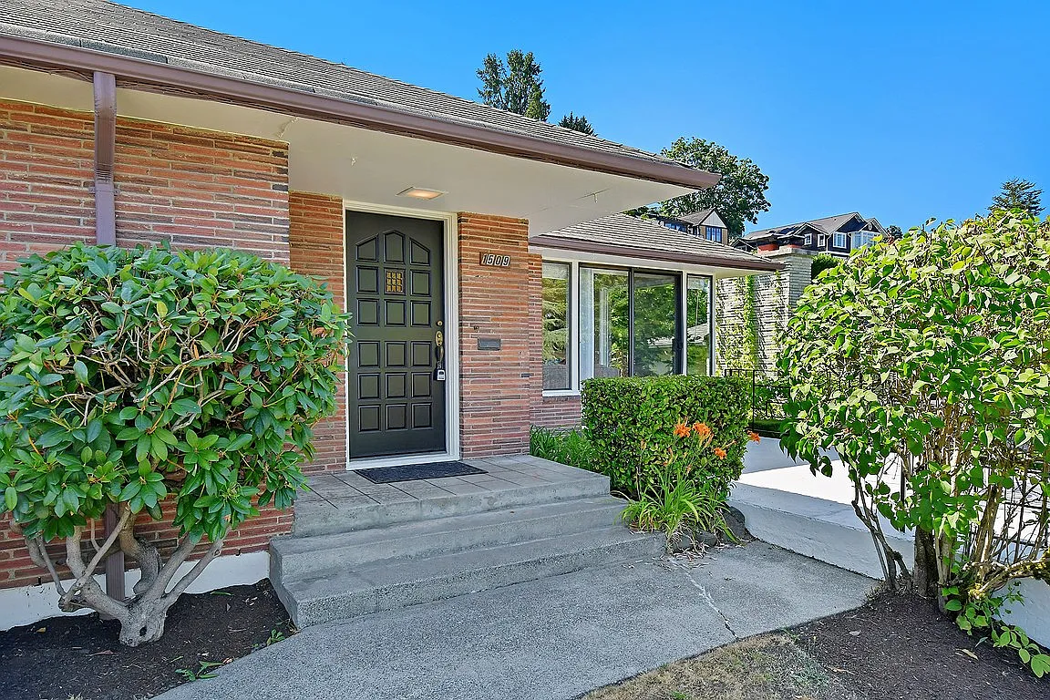 4 bed, 3200 sqft, $4,500 — Photo 2