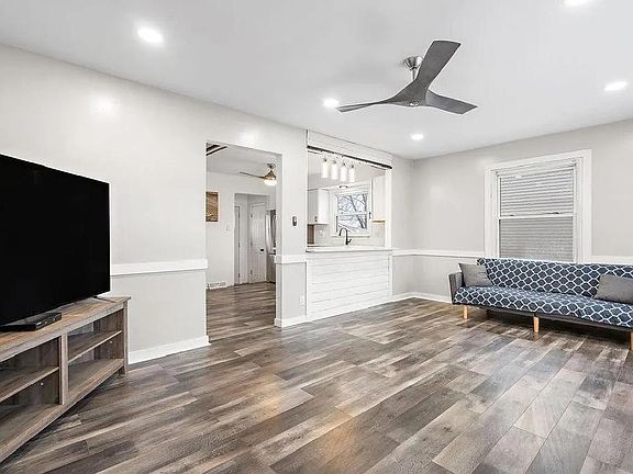 3rd image of 7622 Grand Ave