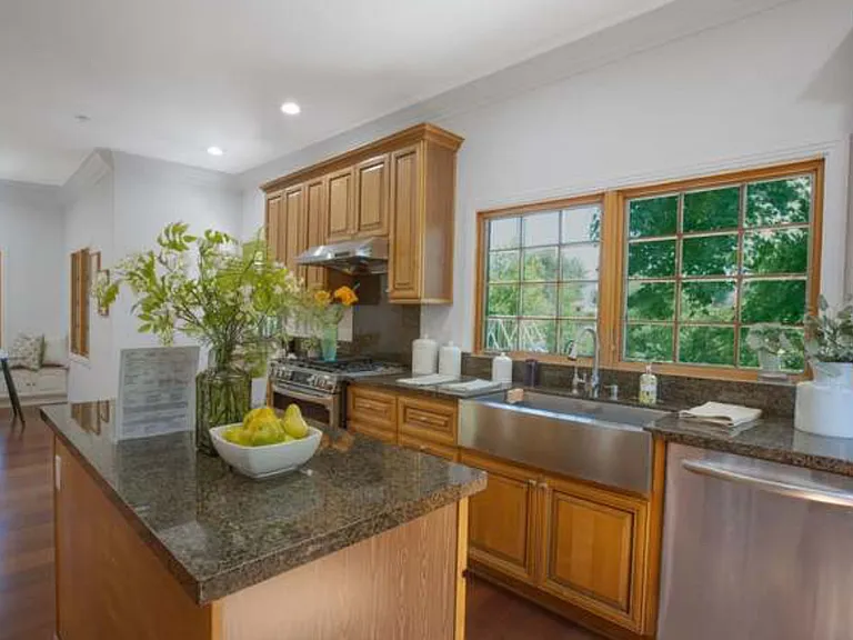 1050 Roxbury Rd — Photo 11