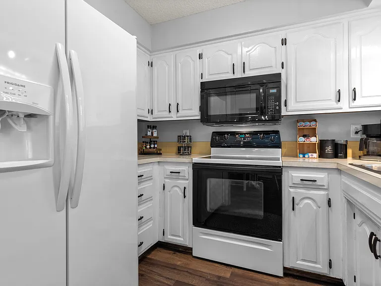 10 Victoria Ln — Photo 11
