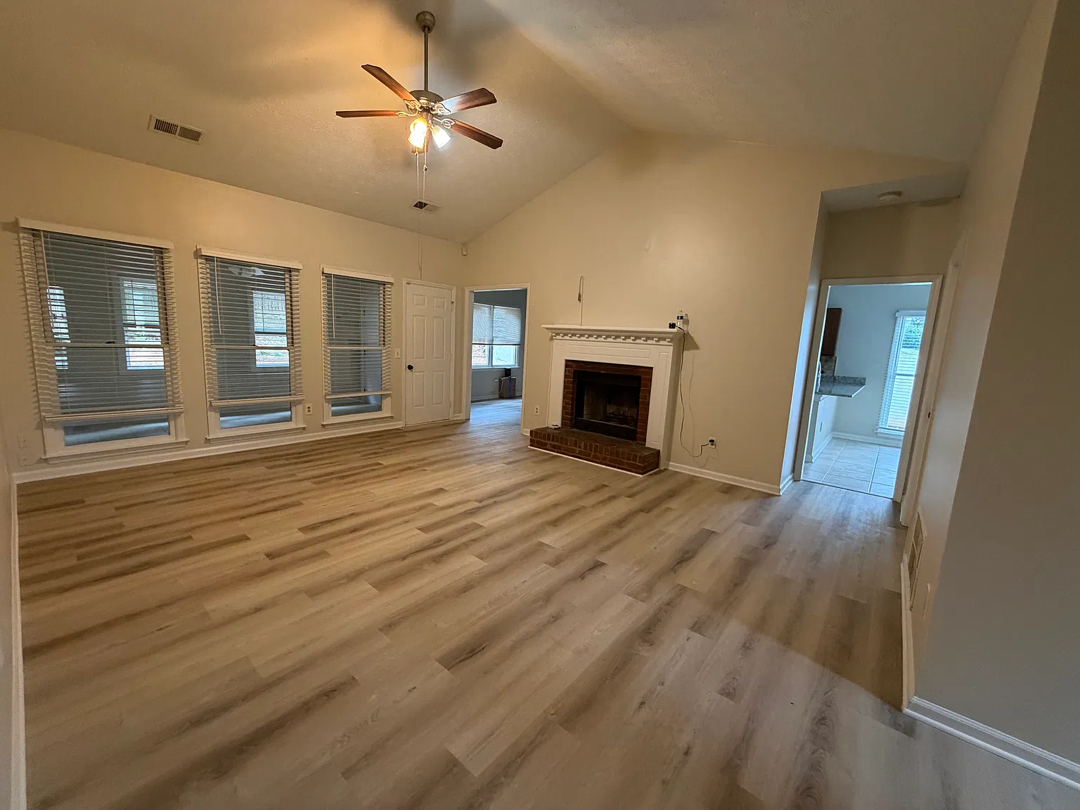 3 bed, 1858 sqft, $2,200 — Photo 3