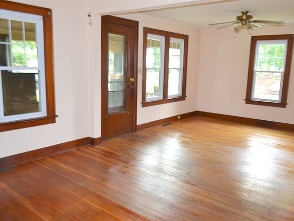 4th image of 131 Pine St