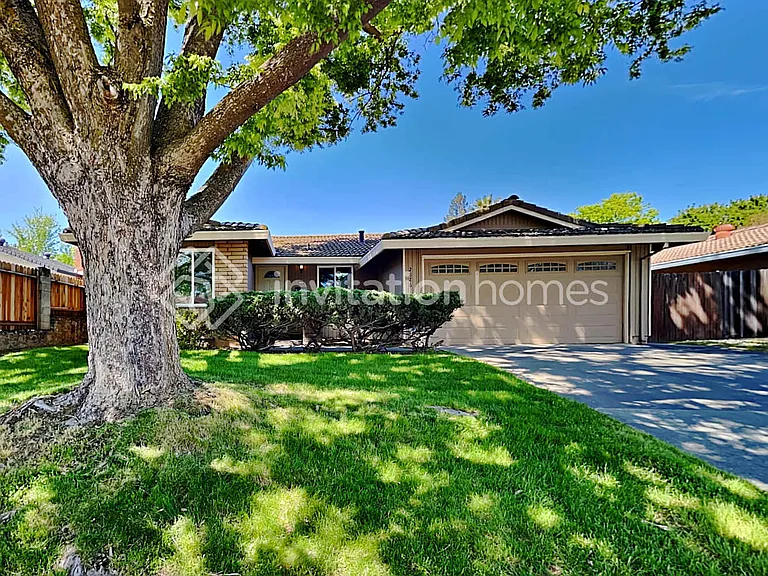 2826 Roxanne Ct — Photo 1