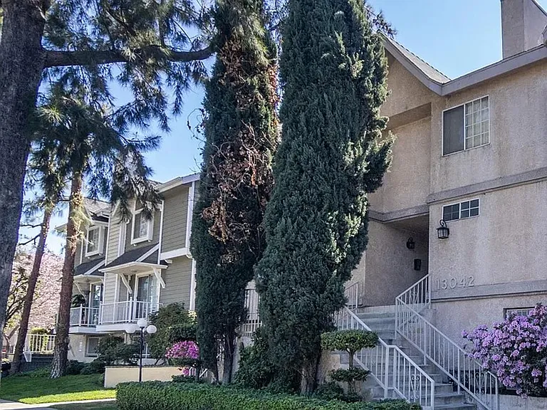 13042 Riverside Dr — Photo 2