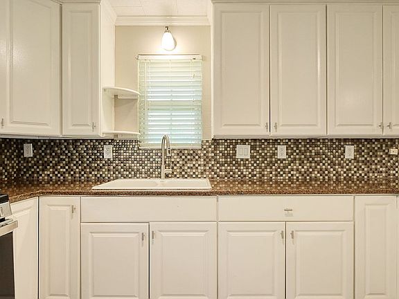 5th image of 302 S Kaufman St