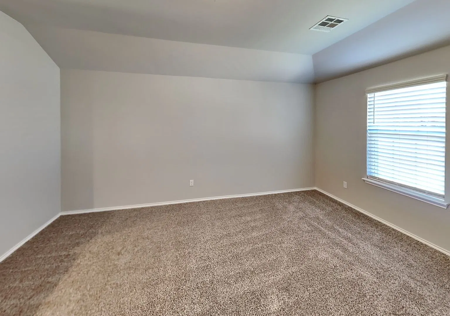 Spacious 3 Bedroom 2 Bathroom Home in Newcastle Schools — Photo 3