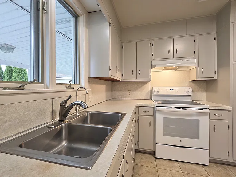 2 Colonial Ave — Photo 9