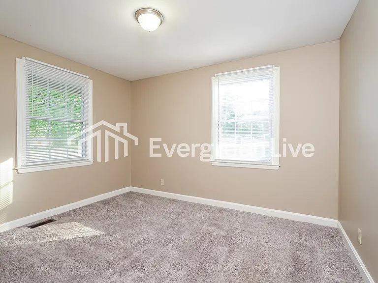 1016 Warren Ave — Photo 9